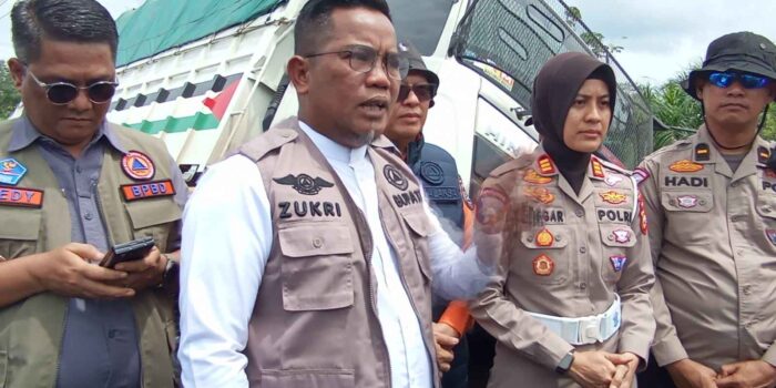 Berjalan Kaki 2 Kilometer, Bupati Zukri Tinjau Kondisi Banjir di Lintas Timur KM 83
