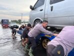 Banjir di Pelalawan, Polisi Beri Bantuan Psikologis dan Bantu Warga Terdampak