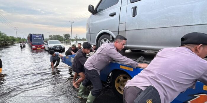 Banjir di Pelalawan, Polisi Beri Bantuan Psikologis dan Bantu Warga Terdampak