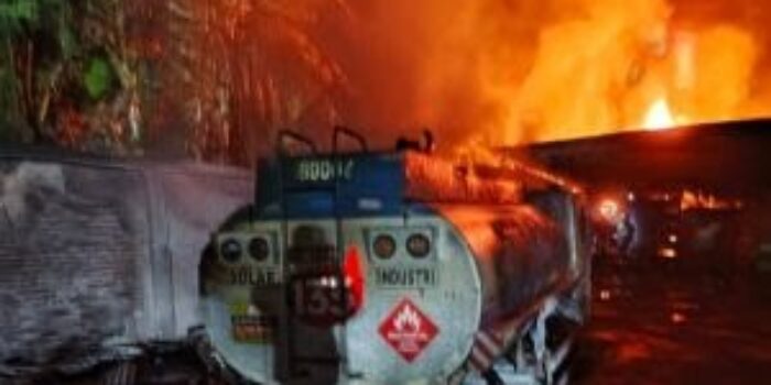 Gudang Penimbunan BBM Diduga Ilegal Terbakar di Rumbai, Pemiliknya Dicari Polisi