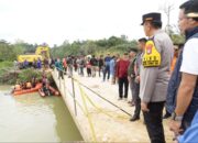 Kapolda Riau Pimpin Evakuasi Truk Terjun ke Sungai, 6 Orang Tewas, 9 Masih Hilang