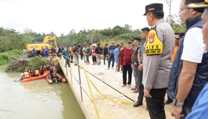 Kapolda Riau Pimpin Evakuasi Truk Terjun ke Sungai, 6 Orang Tewas, 9 Masih Hilang