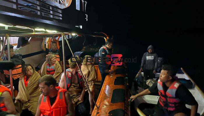 Tim SAR Gabungan Evakuasi 10 Penumpang Kapal Wisata yang Tenggelam di Perairan Labuan Bajo