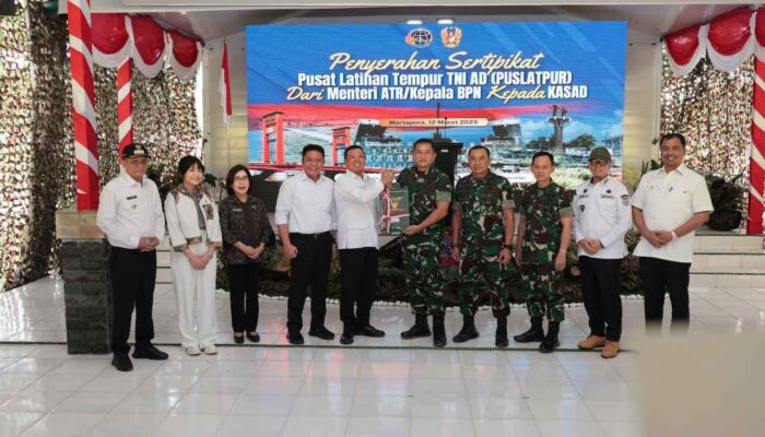 Komitmen Selesaikan Persoalan Aset TNI, Menteri Nusron Serahkan Sertipikat Tanah untuk Puslatpur TNI AD Terluas se-Asia