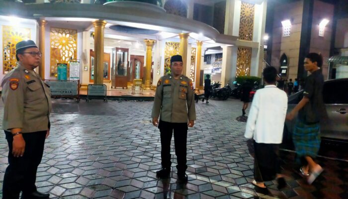 Polsek Gedangan Amankan Pelaksanaan Tarawih Pertama di Masjid Al Hidayah