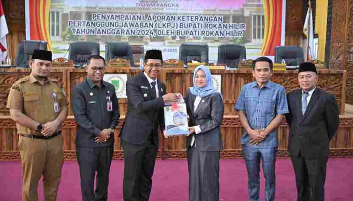 Pemkab Rohil Sampaikan LKPJ Bupati Tahun 2024 Melalui Rapat Paripurna
