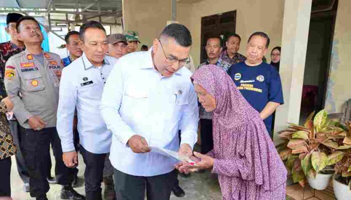 Wamen Ossy Serahkan Sertipikat Elektronik Door to Door di Semarang, Tekankan Soal Keamanan dan Kemudahan Akses