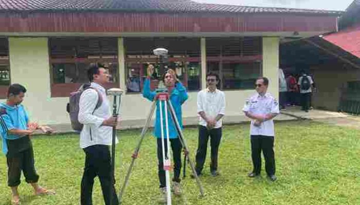 Petugas Ukur Kantor Pertanahan Kabupaten Agam Laksanakan Pengukuran Tanah Terkait Program BMD di SMA Negeri 1 Matur
