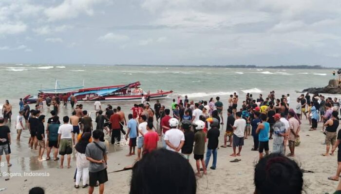 Tragedi di Pantai Bengkulu: Kapal Wisata Tenggelam, Tujuh Penumpang Tewas