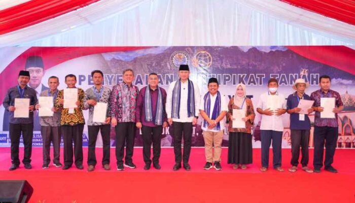 Wamen Ossy Serahkan Sertipikat Tanah di Lombok Barat, Bukti Negara Hadir Lindungi Hak Rakyat