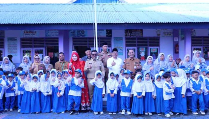 Pastikan SE Berjalan, Bupati H Zukri SM Tinjau Pelaksanaan Gerakan Ayah Mengantar Anak Ke Sekolah