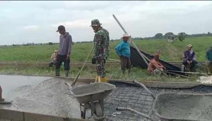 Walau Jalan Becek, Warga dan Satgas TMMD Tetap Semangat Kerjakan Semenisasi Jalan SK 7 RBP