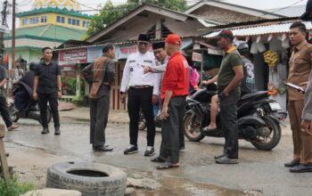 Tinjau Drainase, Bupati H.Zukri Ajak Warga Jaga Kebersihan Drainase di Pangkalan Kerinci
