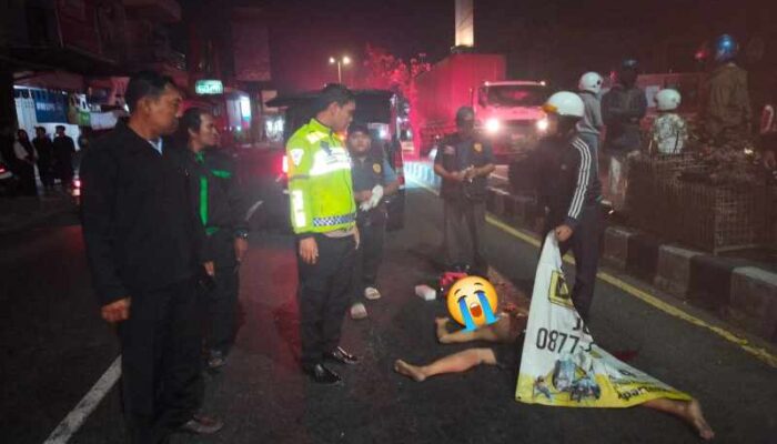 Nekat Tabrakan Diri ke Ban Belakang Tronton Seorang Pria Tewas di Jalan Raya Gedangan 