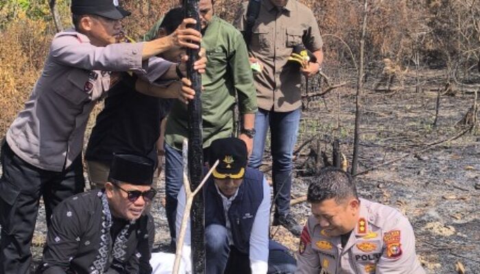 Cegah Karhutla, Bupati H.Zukri Bersama Forkopimda Lakukan Pemasangan Plang Larangan