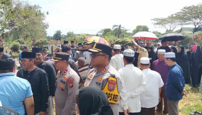 Penghormatan Terakhir Polri: Kapolres Kampar dan Kapolsek Siak Hulu Pimpin Langsung Pengamanan Pemakaman Tokoh Riau Chaidir