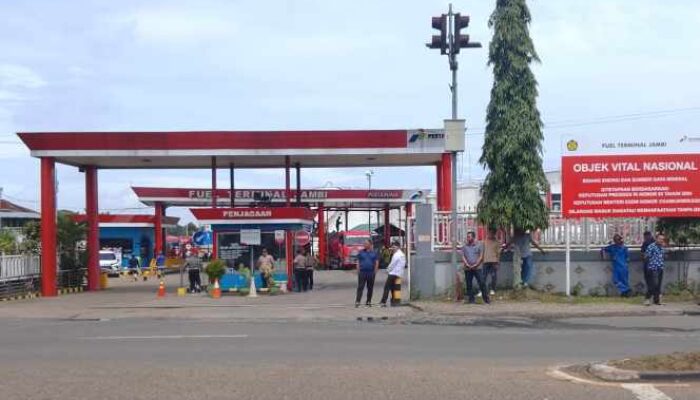 Pengawasan Loyo! Truk Tangki Resmi Pertamina Kembali Tepergok Masuk Gudang Minyak Ilegal, Awasi Jambi: Ada Pembiaran!