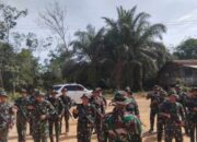 Personel Kodam XIX/Tuanku Tambusai Hadir Berikan Rasa Aman kepada Masyarakat TNTN di Desa Lubuk Kembang Bunga Ukui