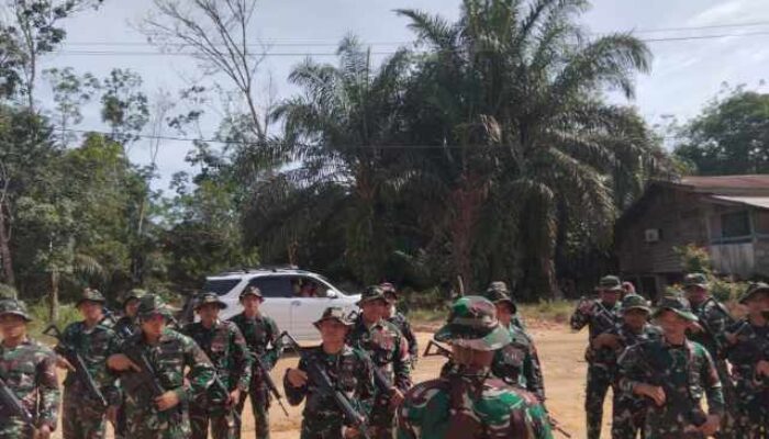 Personel Kodam XIX/Tuanku Tambusai Hadir Berikan Rasa Aman kepada Masyarakat TNTN di Desa Lubuk Kembang Bunga Ukui