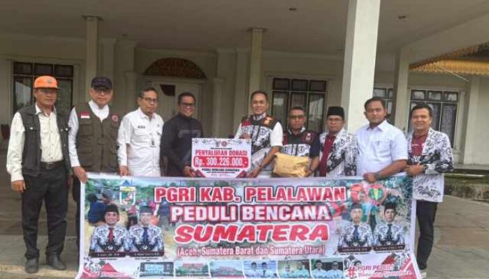 Aksi Kemanusiaan PGRI Pelalawan: Rp300 Juta dan 4 Truk Sembako-Pakaian Diserahkan ke Bupati Zukri untuk Bencana Sumbar, Sumut dan Aceh