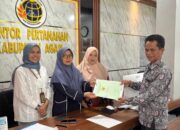 Kantor Pertanahan Kabupaten Agam Serahkan Berkas Pemecahan Sertipikat untuk Pembangunan Sekolah Terdampak Galodo