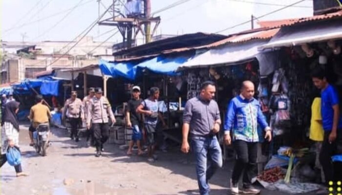 DLH dan Kecamatan Bilah Hulu Pasang Spanduk Larangan Buang Sampah di Pasar Aek Nabara