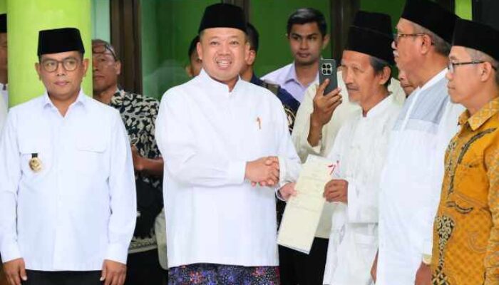 Serahkan 13 Sertipikat di Banten, Menteri ATR/Kepala BPN Ajak Organisasi Keagamaan “Keroyok” Percepatan Sertipikasi Tanah Wakaf