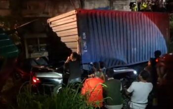 Lalui Jalur yang Bukan Peruntukannya, Truk Kontainer Timpa Sedan di Karawang, 3 Nyawa Melayang