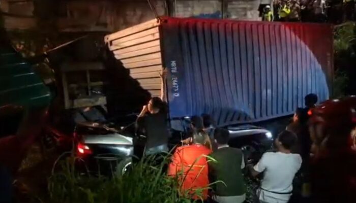 Lalui Jalur yang Bukan Peruntukannya, Truk Kontainer Timpa Sedan di Karawang, 3 Nyawa Melayang