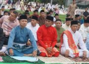 Berbaur dengan Ribuan Warga, Bupati dan Wabup Pelalawan Sholat Ied di Lapangan Mini Soccer