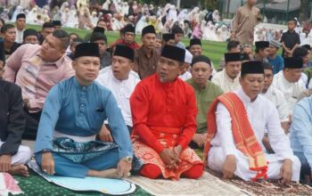 Berbaur dengan Ribuan Warga, Bupati dan Wabup Pelalawan Sholat Ied di Lapangan Mini Soccer