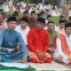 Berbaur dengan Ribuan Warga, Bupati dan Wabup Pelalawan Sholat Ied di Lapangan Mini Soccer