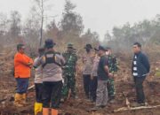 Dansat Brimob Polda Riau Tinjau dan Pimpin Pemadaman Karhutla di Tanjung Palas Dumai