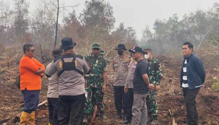 Dansat Brimob Polda Riau Tinjau dan Pimpin Pemadaman Karhutla di Tanjung Palas Dumai