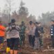 Dansat Brimob Polda Riau Tinjau dan Pimpin Pemadaman Karhutla di Tanjung Palas Dumai
