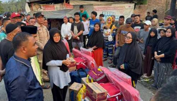 Bupati Siak Dr. Afni Zulkifli Temui Korban Kebakaran di Tualang, Minta Warga Tingkatkan Kewaspadaan