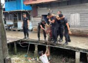 Brimob Polda Riau dan Polres Rohil Gotong Royong di Panipahan, Wujud Nyata Kepedulian Polri