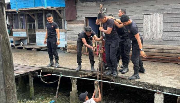 Brimob Polda Riau dan Polres Rohil Gotong Royong di Panipahan, Wujud Nyata Kepedulian Polri