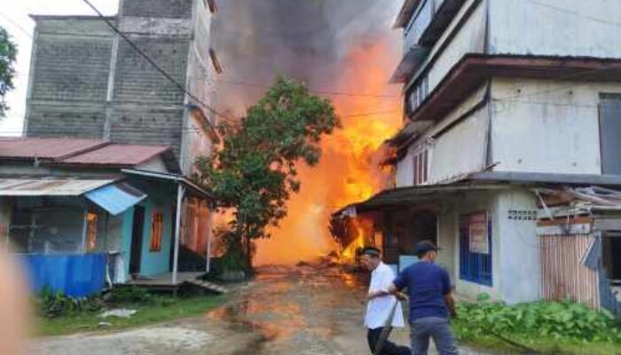 BREAKING NEWS: Kebakaran Hebat di Reteh Inhil, 50 Rumah Dilaporkan Hangus