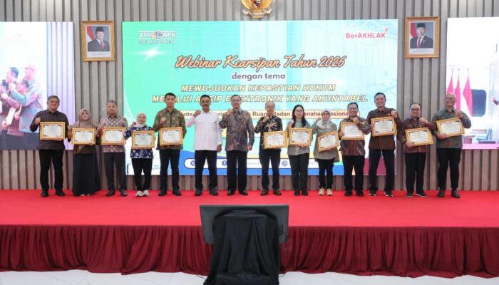 Bangun Motivasi Jajaran, Sekjen Kementerian ATR/BPN Beri Penghargaan kepada Satker Pengelola Kearsipan Terbaik