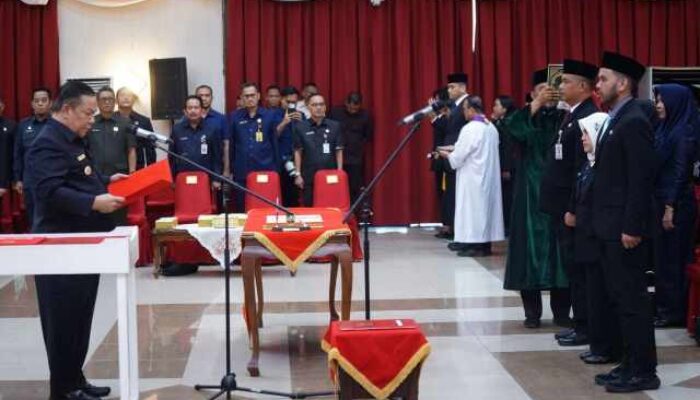 Lantik 77 Kepsek Baru di Riau, Plt Gubri Beri Warning Keras: “Jangan Santai-Santai, Jangan Sampai Pakai Rompi Oren!”