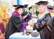 Hadiri Wisuda Lansia Sidaya, Bupati Labuhanbatu Pastikan Berobat Gratis Cukup Bawa KTP