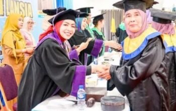 Hadiri Wisuda Lansia Sidaya, Bupati Labuhanbatu Pastikan Berobat Gratis Cukup Bawa KTP
