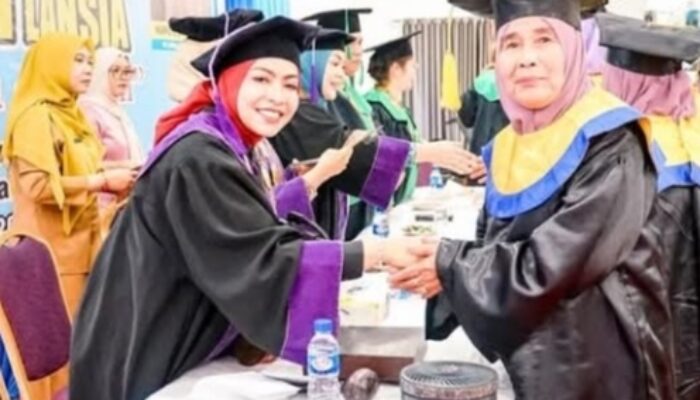 Hadiri Wisuda Lansia Sidaya, Bupati Labuhanbatu Pastikan Berobat Gratis Cukup Bawa KTP
