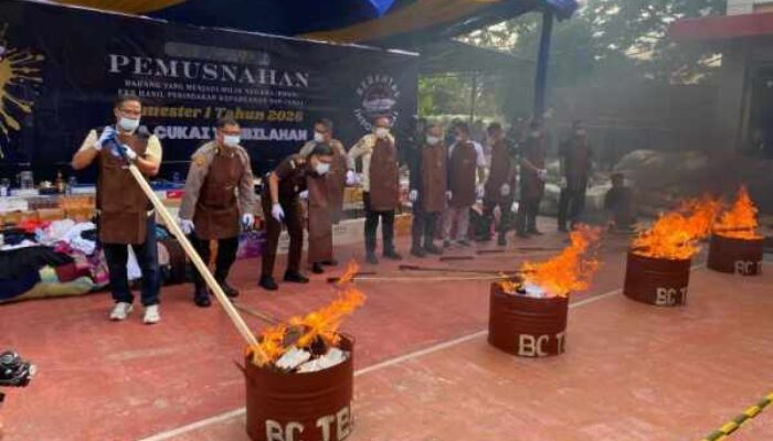 Selamatkan Potensi Kerugian Negara Rp2,46 Miliar, Bea Cukai Tembilahan Bakar Jutaan Rokok dan Miras Ilegal