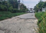 Jalan Depan SMKN Lubuk Dalam Siak Rusak Parah, Nyawa Pengendara Terancam