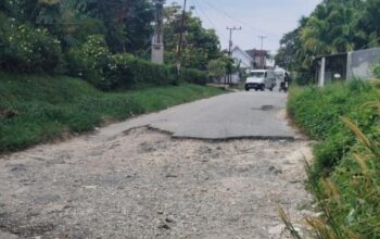 Jalan Depan SMKN Lubuk Dalam Siak Rusak Parah, Nyawa Pengendara Terancam