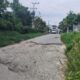 Jalan Depan SMKN Lubuk Dalam Siak Rusak Parah, Nyawa Pengendara Terancam