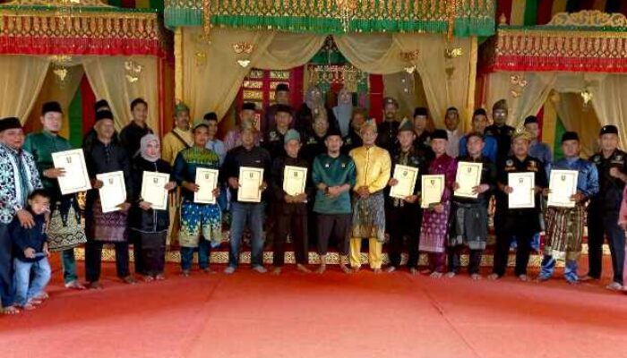 Panglima Utama Tameng Adat Serahkan Mandat Pembentukan Pengurus Se-Kabupaten Siak