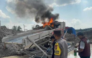 Komitmen Berantas Tambang Ilegal, Polres Kuansing Musnahkan 22 Unit Rakit PETI